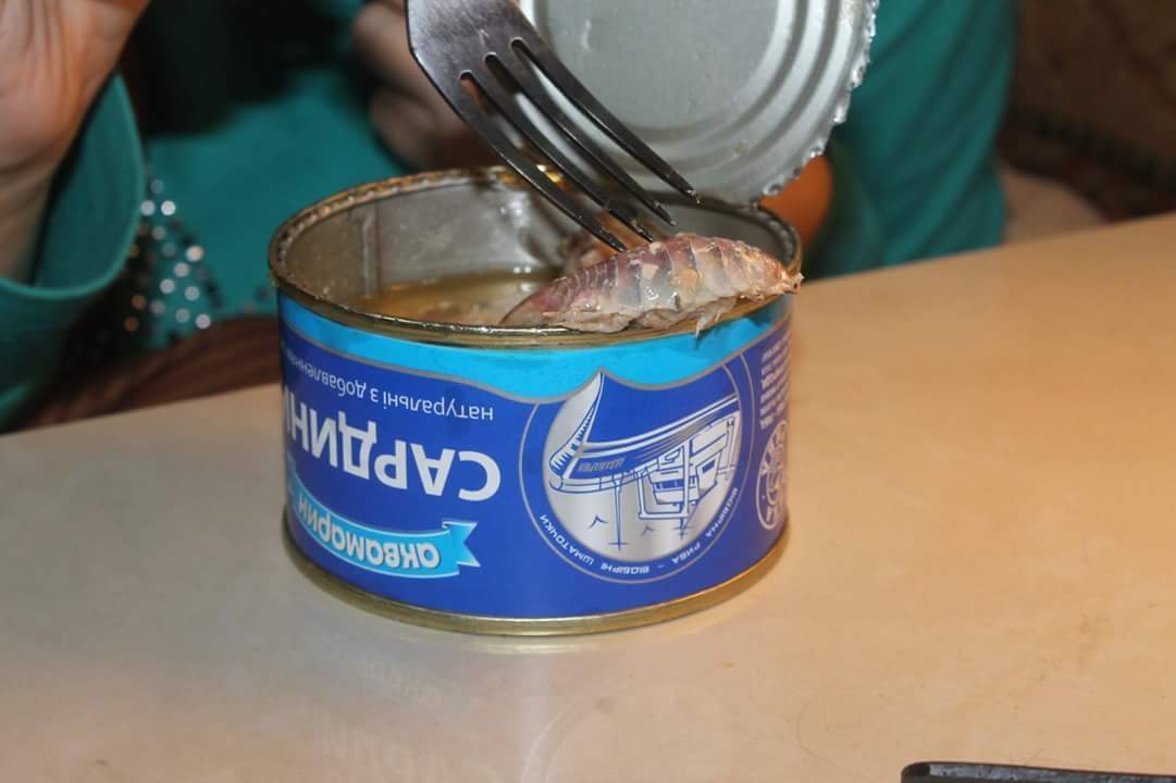 В Киеве в известной всем консерве обнаружили огромного таракана (фото)