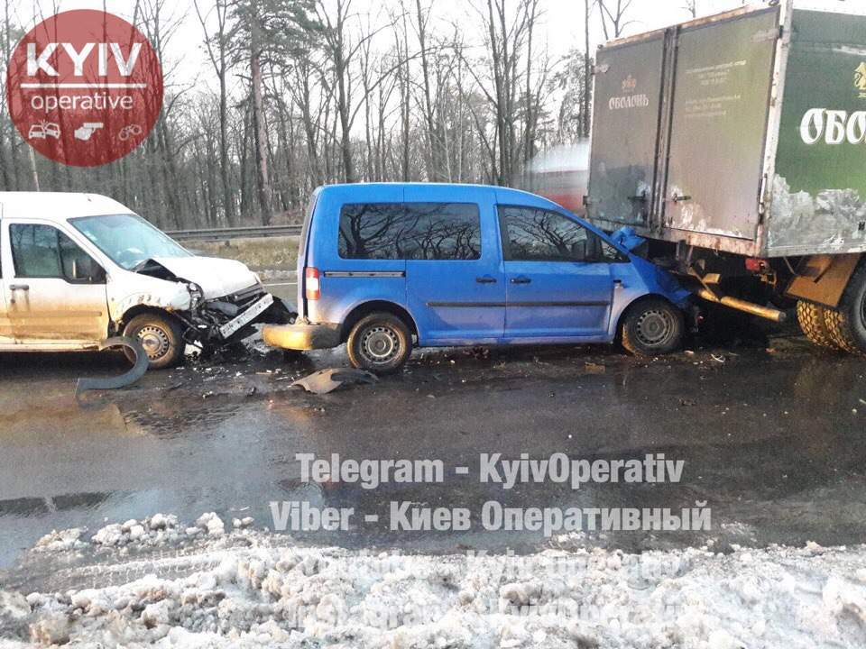 В Киевской области произошло тройное ДТП с пострадавшими (фото)