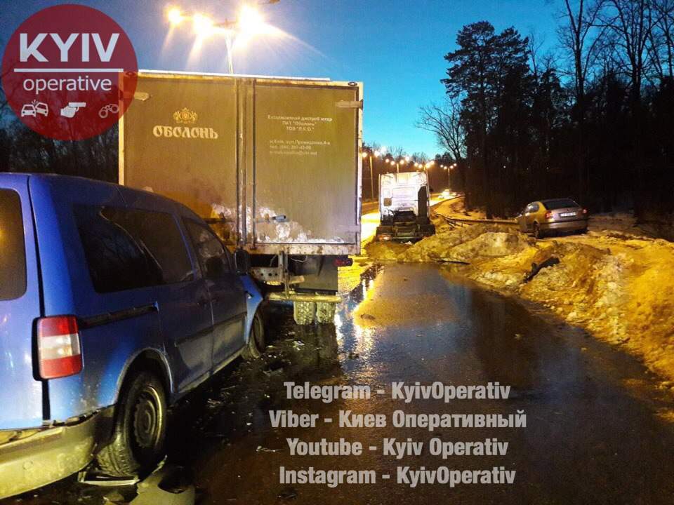 В Киевской области произошло тройное ДТП с пострадавшими (фото)