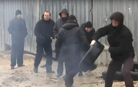 В элитном районе Киева активисты устроили потасовку с газом и дымовыми шашками (видео)