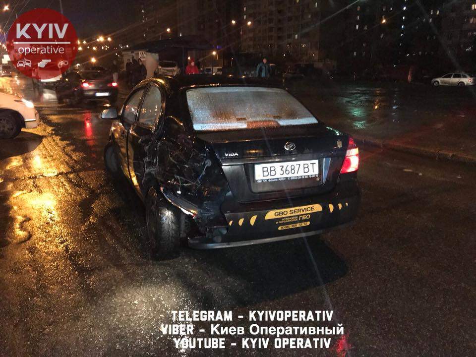 В столице эвакуатор разбил два авто (Видео) 