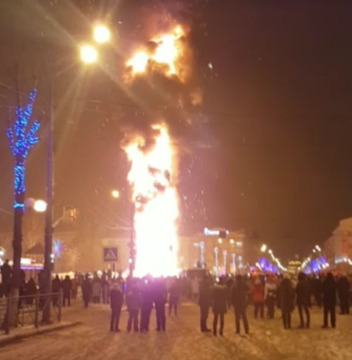 В Южно-Сахалинске на глазах людей внезапно сгорела главная елка (Видео)