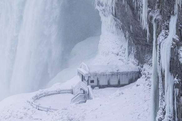 В США из-за зимней аномалии Ниагарский водопад покрылся льдом (фото)