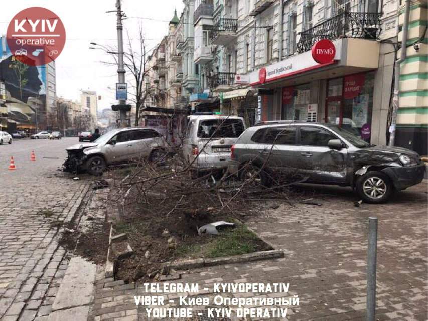 В Киеве неадекватный водитель снес два дерева и остановку (фото)