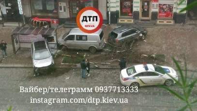 В Киеве неадекватный водитель снес два дерева и остановку (фото)