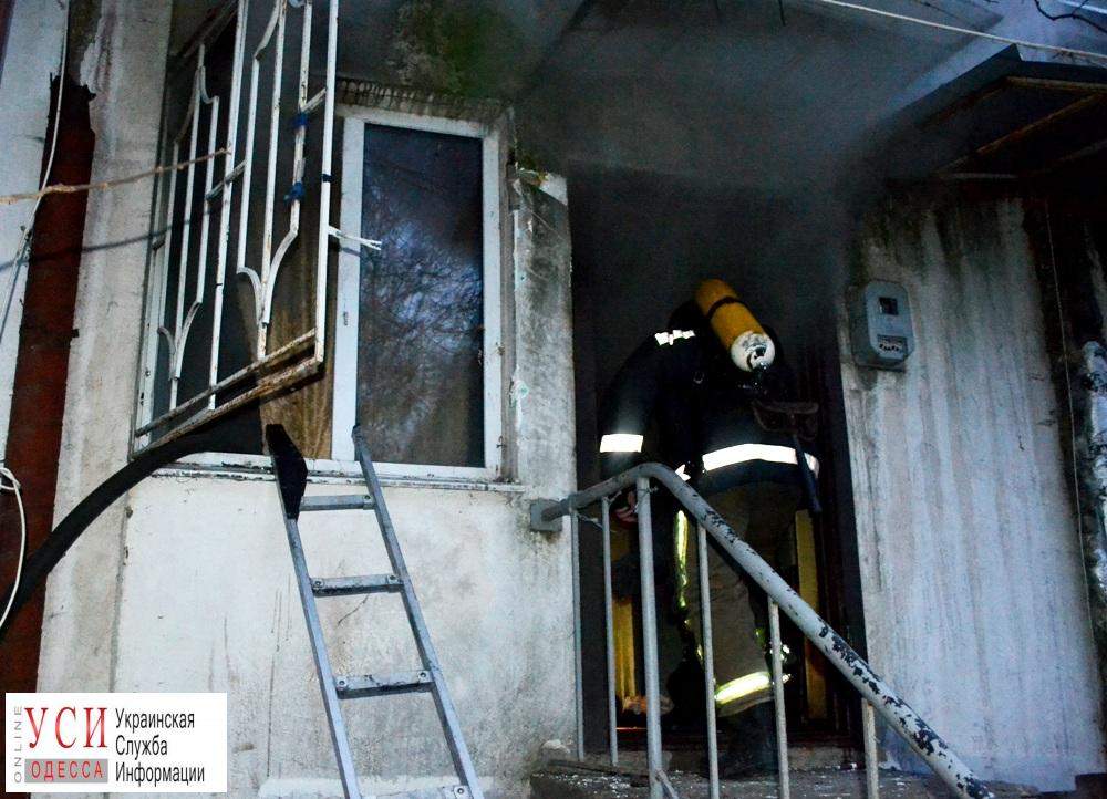 В Одессе бойцы ГСЧС выбивали бронированную дверь, чтобы потушить огонь (фото)