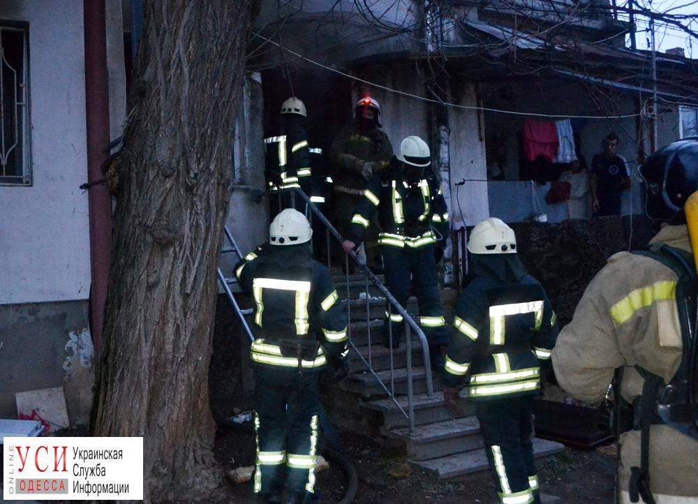 В Одессе бойцы ГСЧС выбивали бронированную дверь, чтобы потушить огонь (фото)