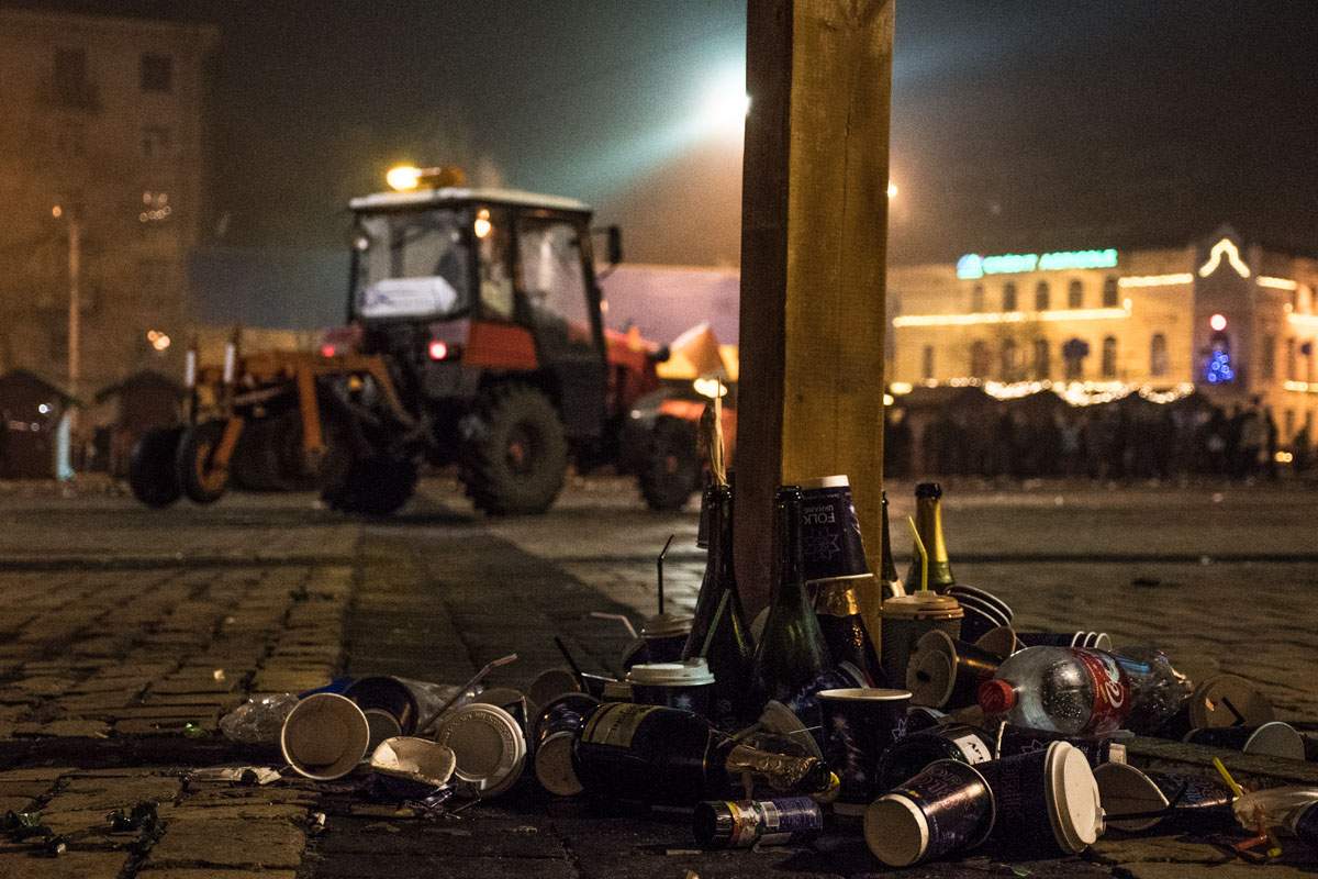 В Киеве на Софийской площади киевляне оставили после себя горы мусора (фото)