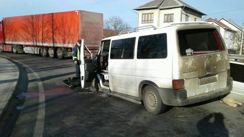 На трассе Киев-Чоп столкнулись микроавтобус с автопоездом (фото)