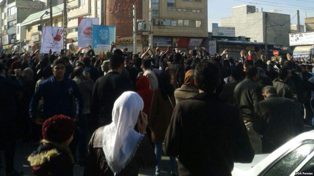 В Иране протестующие атаковали полицию