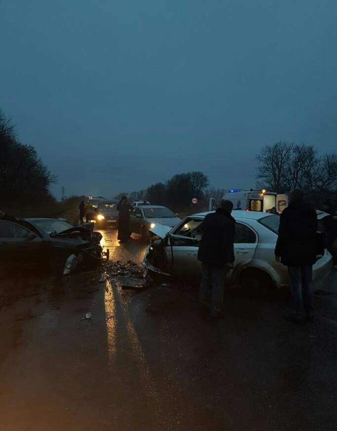 На трассе Харьков - Изюм произошло кровавое ДТП. 5 пострадавших, 1 погибший (Фото)