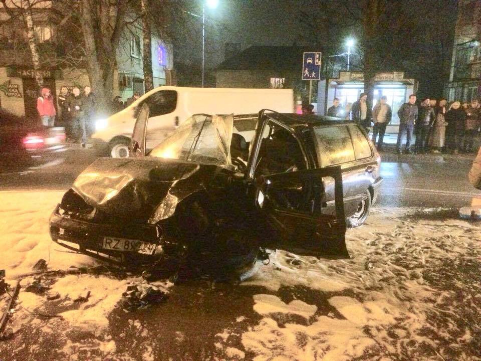 Во Львове произошло страшное ДТП, в результате которого пострадало 2 человека (Фото)