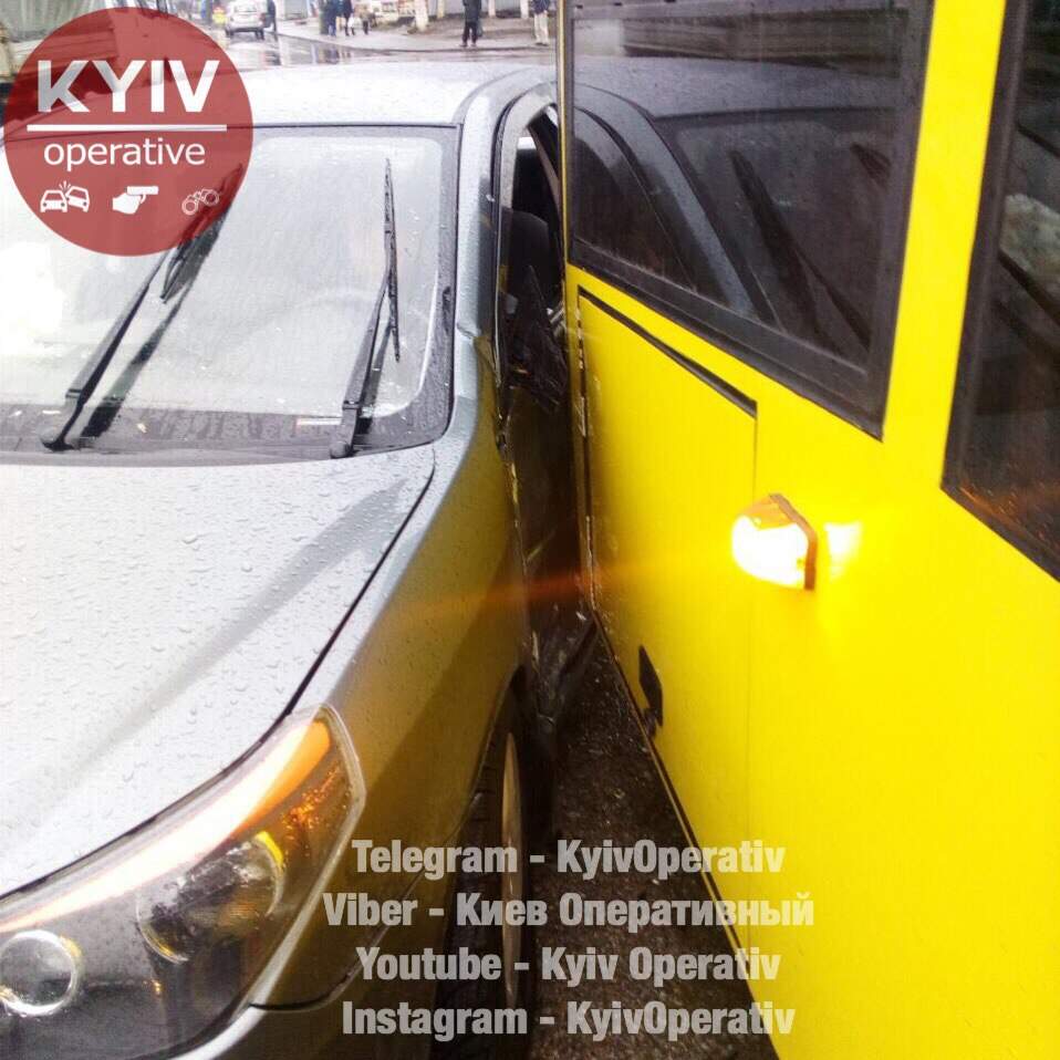 В Киеве произошло серьезное ДТП с пострадавшими (фото)