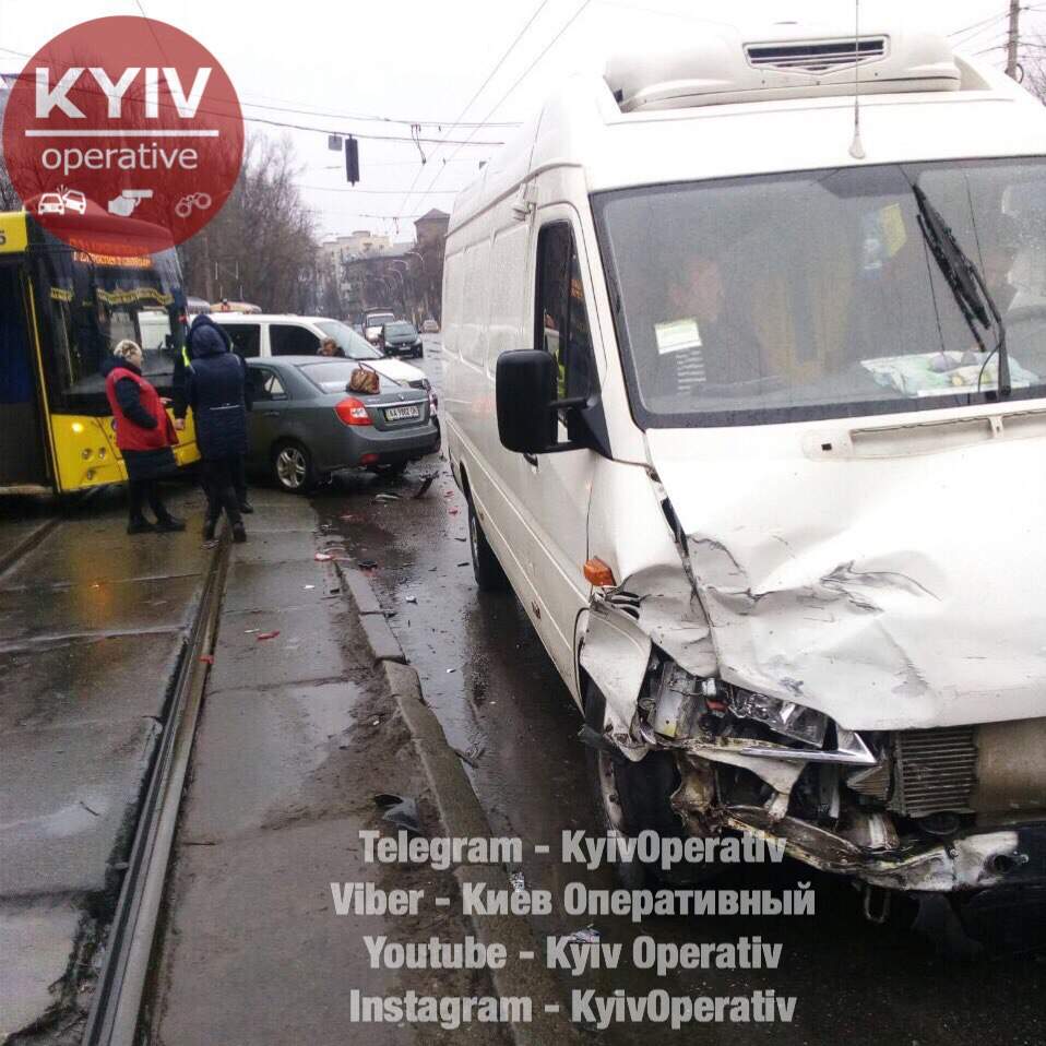 В Киеве произошло серьезное ДТП с пострадавшими (фото)