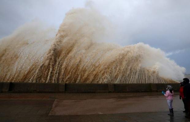 Высокие волны и наводнения: Франция и Великобритания пострадали от опасного шторма (фото)