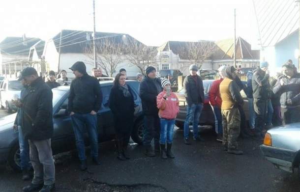 В Закарпатской области сотни людей вышли на улицы, требуя ремонта дорог (фото)