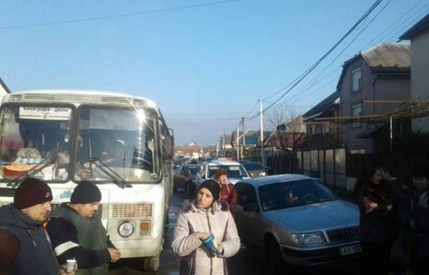 В Закарпатской области сотни людей вышли на улицы, требуя ремонта дорог (фото)