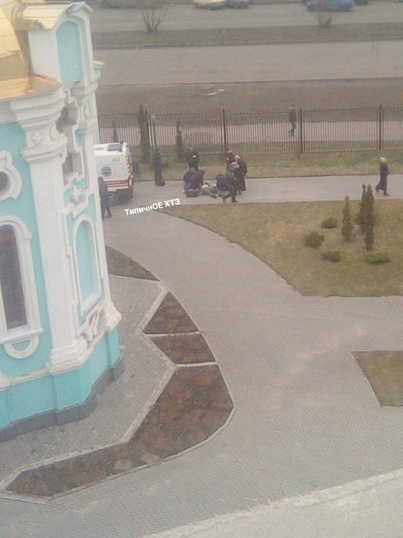 В Харькове прямо посреди улицы внезапно умер мужчина (фото)
