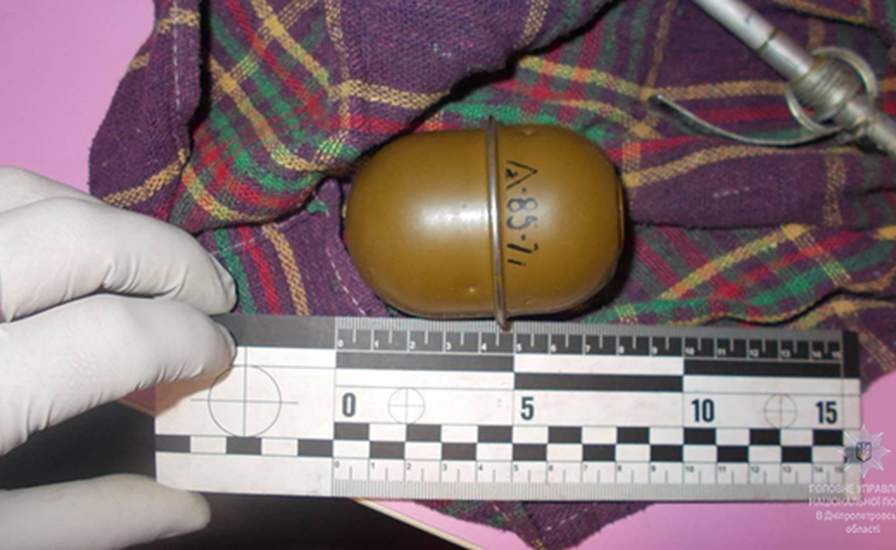 На Днепропетровщине у мужчины в шкафу обнаружили опасные боеприпасы (фото)