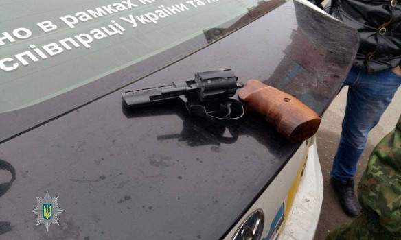 В Донецкой области женщина из пневматического оружия обстреляла многоэтажку (фото)
