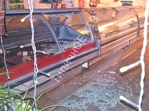 «Ты не ты, когда голоден»: В Харькове разбили витрину магазина по продаже колбасных изделий (фото)