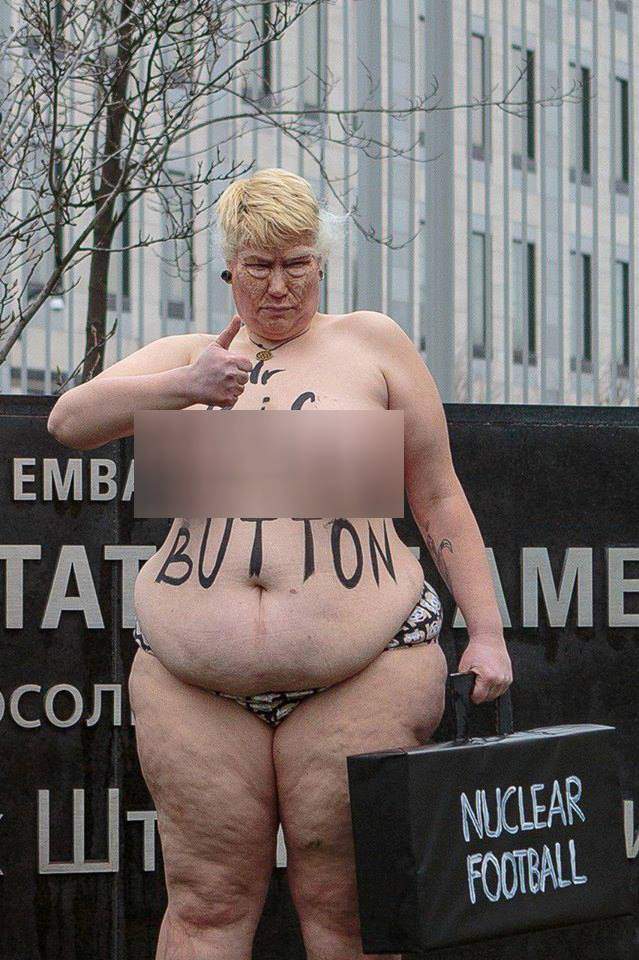 Возле посольства США в Киеве разделась активистка Femen (Фото)
