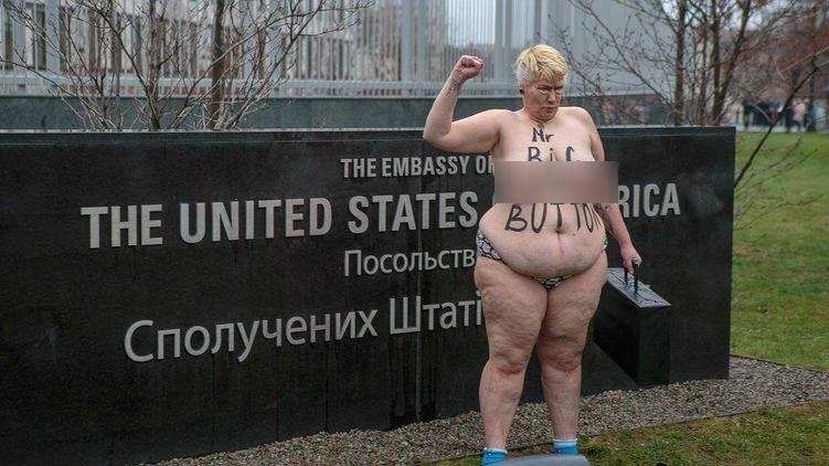 Возле посольства США в Киеве разделась активистка Femen (Фото) 