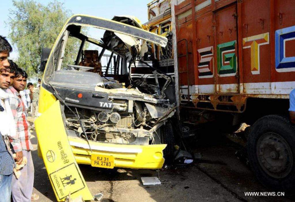 В Индии школьный автобус столкнулся с грузовиком: есть жертвы