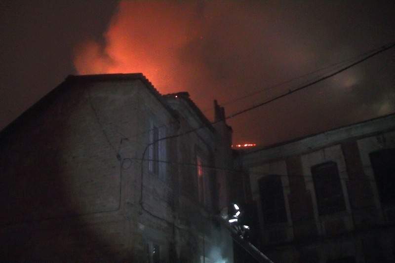 В центре Харькова сгорело нежилое здание: с огнем боролись 8 часов (фото)