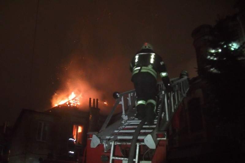 В центре Харькова сгорело нежилое здание: с огнем боролись 8 часов (фото)