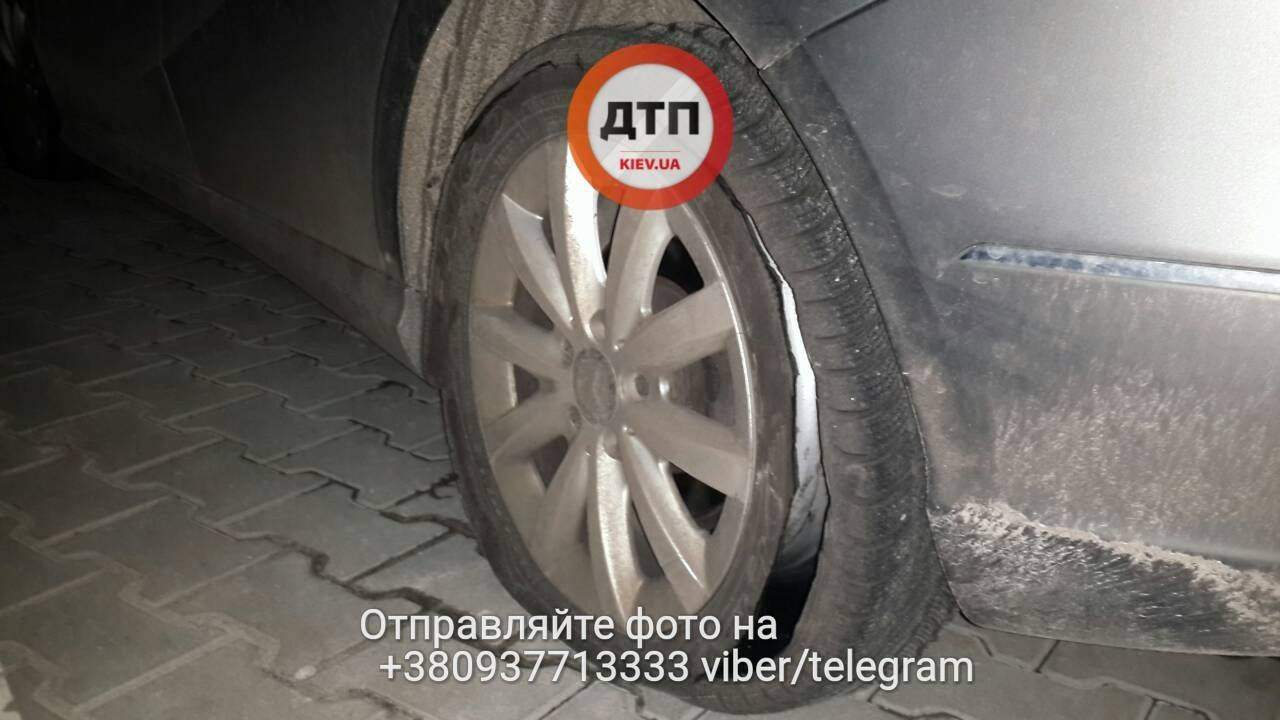 В Киеве на парковке ЖК неизвестные сняли номера с автомобиля и порезали колеса (фото)