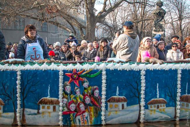 В Одессе представили гигантский торт с эпизодами известного произведения (фото)