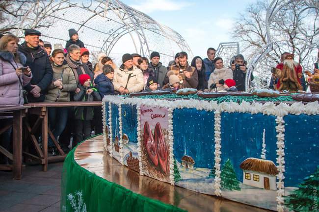 В Одессе представили гигантский торт с эпизодами известного произведения (фото)