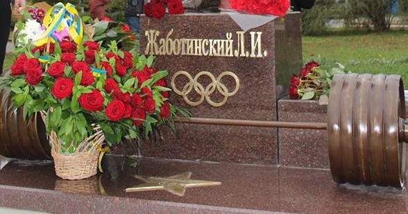 В Запорожье неизвестные вандалы повредили памятник спортсмену Жаботинскому (фото)