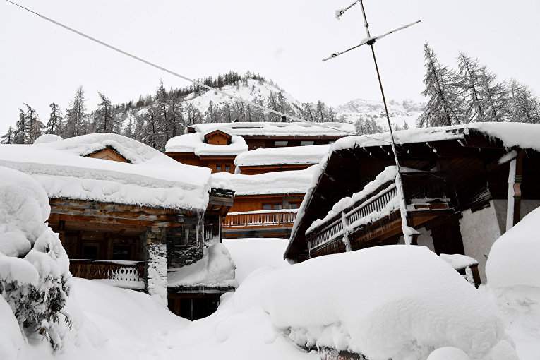 Французские Альпы покрылись двухметровым слоем снега (фото)