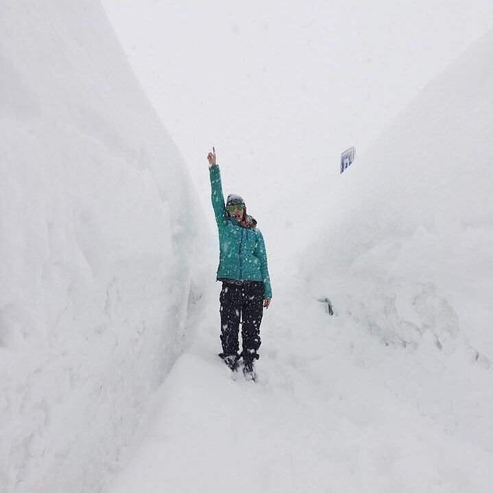 Французские Альпы покрылись двухметровым слоем снега (фото)