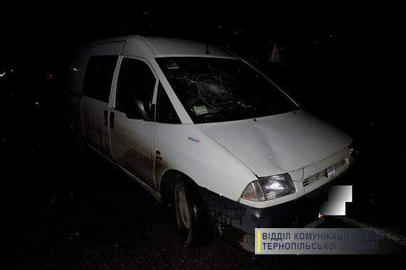 На Тернопольщине под колесами автомобиля пострадал колядующий пешеход (фото)