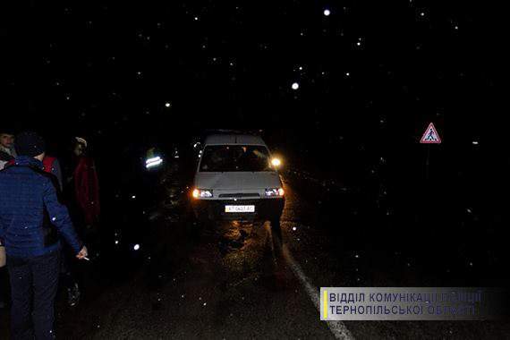 На Тернопольщине под колесами автомобиля пострадал колядующий пешеход (фото)