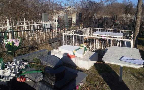 Неизвестные вандалы  на въезде в Одессу разгромили надгробия (фото)
