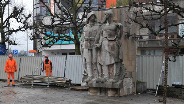 В Польше советскую символику  с памятника советским солдатам  пустят на металлолом
