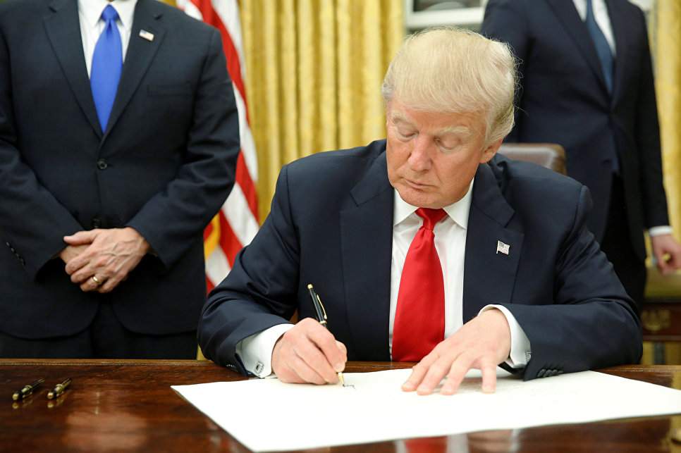 Президент США подписал закон, который будет препятствовать ввозу на территорию страны опиоидов