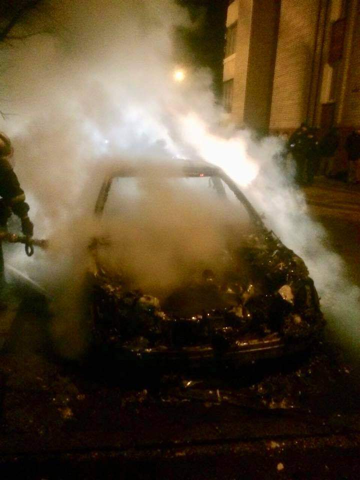 Во Львове дотла сгорело припаркованное авто (Фото) 