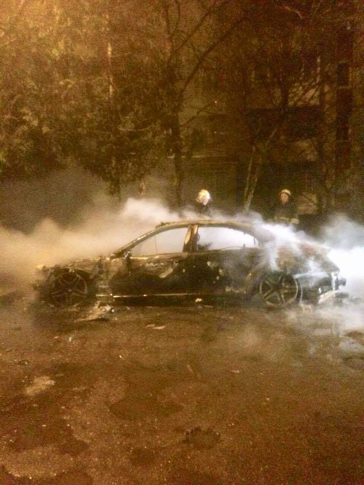 Во Львове дотла сгорело припаркованное авто (Фото)