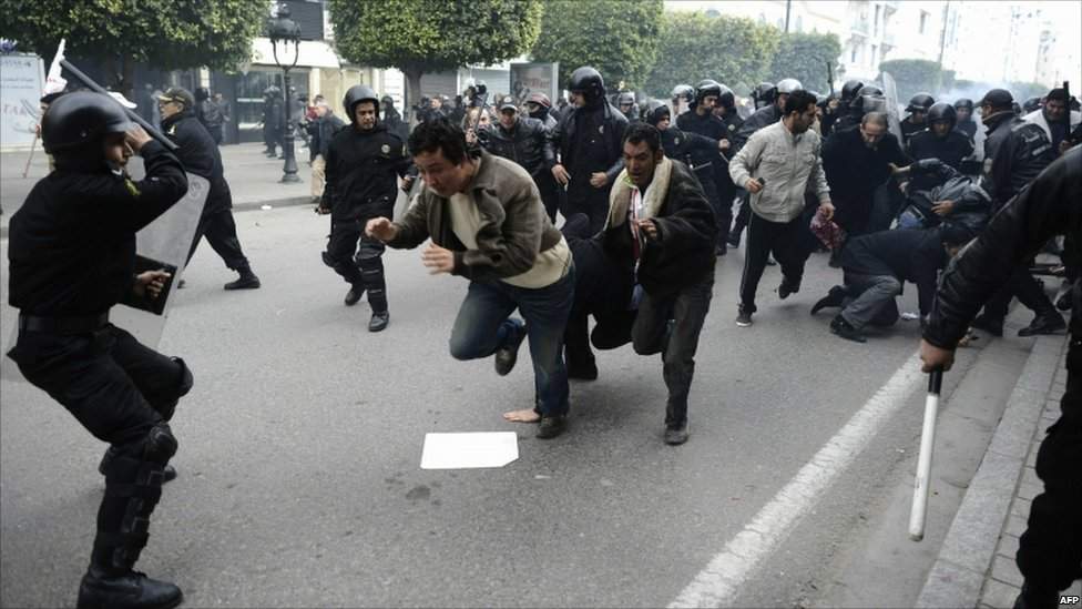 Жесткие столкновения протестующих с полицией в Тунисе закончились жертвами