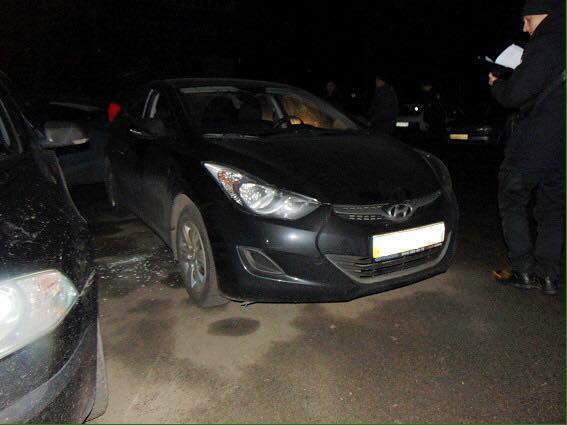 В Киеве автовор за считанные минуты обокрал несколько машин (Фото)