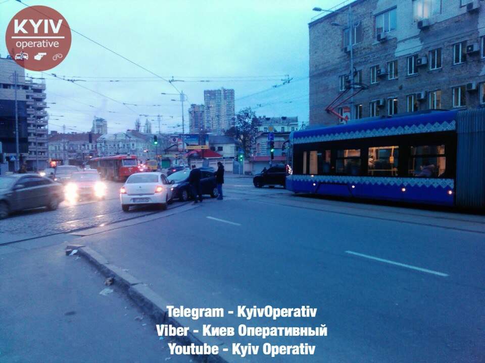 В столице участники ДТП перекрыли движение трамваев (Фото)