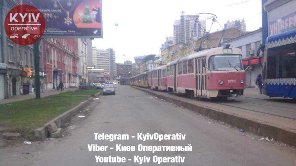 В столице участники ДТП перекрыли движение трамваев (Фото) 
