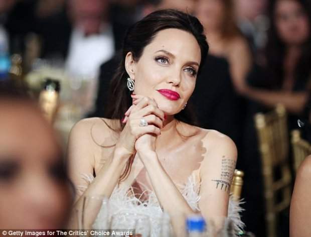 Истощенная Анджелина Джоли поразила публику своей фигурой (Фото)