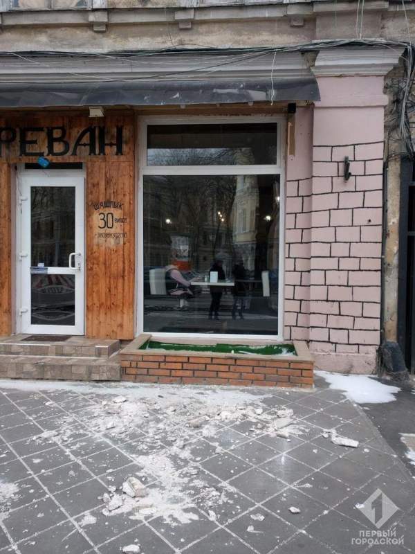 В Одессе на одном из домов обвалилась часть фасада здания (фото)