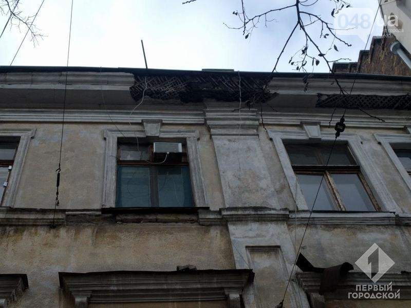 В Одессе на одном из домов обвалилась часть фасада здания (фото)